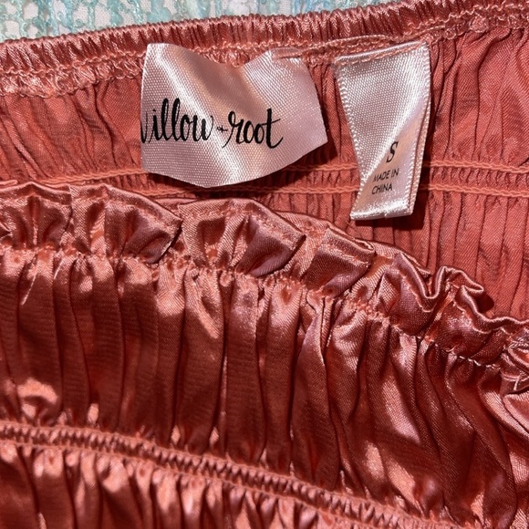 🌹WILLOW & ROOT SMOCKED SATIN TOP - Picture 6 of 7